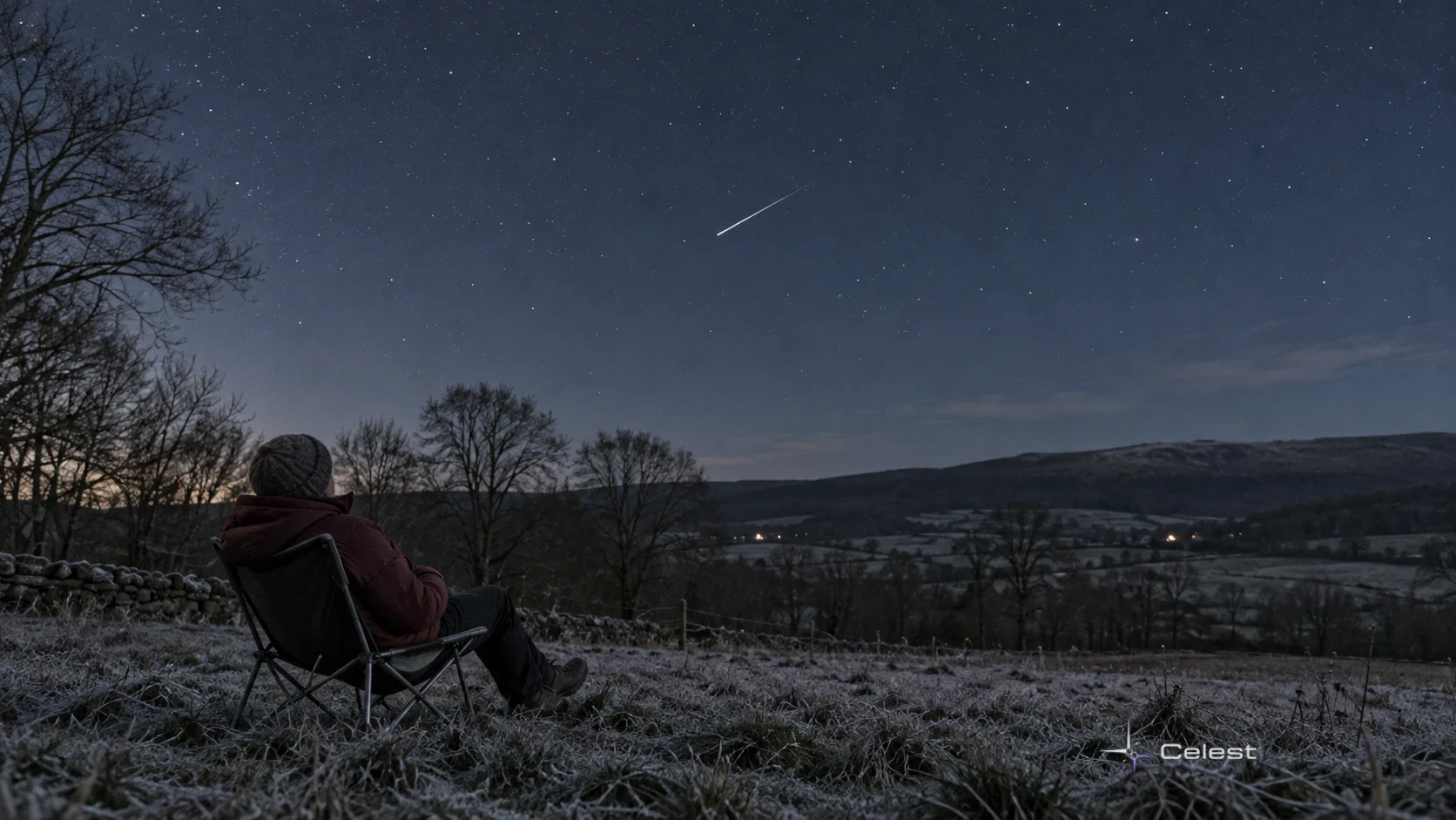 Un observator îmbrăcat gros privește o singură dâră de meteor deasupra unui câmp cu brumă.